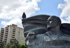 Les communistes allemands empêchent la démolition symbolique du mémorial Ernst Thalmann par la droite revancharde
