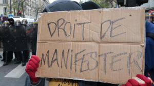 Le droit de manifester doit être effectivement respecté