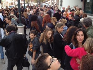 Nous sommes debout, rassemblés.