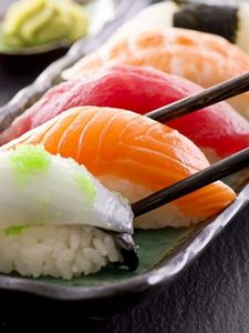 Maki - sushi - california rolls