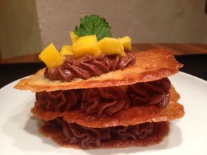 Millefeuille chocolat mangue sur tuiles à l'orange
