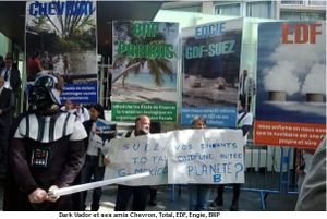 « Merci Total, merci EDF, merci BNP, merci pour la pollution et pour la crise climatique »Le "Business and Climate Summit" réunit à Paris le monde des affaires pour préparer la COP 21. Des écologistes ont accueilli les participants devant le siège de l’UNESCO, en dénonçant le décalage entre leurs discours et leurs actes.