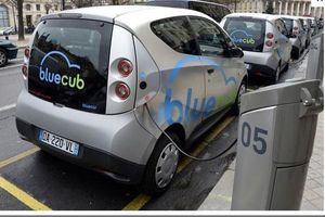 A l'heure où ces petites voitures électriques s'installent dans tous les quartiers de Bordeaux, pour vous informer "La voiture électrique, pas si écolo" ! Un documentaire Mardi 29 septembre de 23:05 à 23:55 sur TV5MONDE et si vous le ratez vendredi 2 octobre à 20h30 film et débat organisés par TCHERNOBLAYE à Utopia
