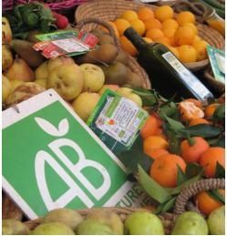 Grâce à l’Europe, on trouvera peut-être bientôt dans nos assiettes des aliments certifiés bio saupoudrés d’OGM ou de pesticides ! Ce qui ferait le bonheur de la grande distribution!