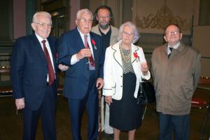 Léon Landini, Georges Hage, Georges Gastaud, Jeanne Dubois-Colette (FTP du Nord, décorée à titre militaire), Henri Alleg, lors de la cérémonie de remise de la Légion d’honneur à Geo Hage à Douai.
