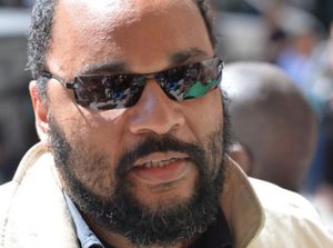 Dieudonné: Frauder le fisc, c'est antisytème?