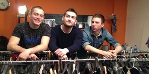A la "Cravate Solidaire", on leur fournit le costume de l'emploi.