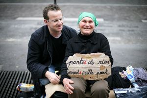 L'histoire d'un héros ordinaire, Joel, avocat des riches qui invente des pancartes pour SDF.