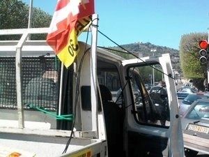 Quand les Policiers qui escortent une Manif verbalisent les Manifestants