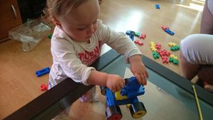 Bébé découvre les jeux de constructions Planet Eveil (+ Concours # 9)
