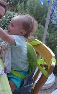 Des Repas partout comme un grand avec le réhausseur de chaise nomade Badabulle