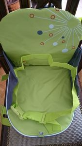Des Repas partout comme un grand avec le réhausseur de chaise nomade Badabulle