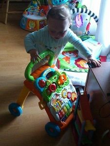 Trotteur VTech vs Trotteur Chicco : Mon Avis de Bébé qui sait tout juste marcher !