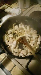 Emincé de poulet revenu avec des oignons pour un One Pot Pasta