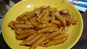 Assiette de pâtes au poulet et légumes façon One Pot Pasta