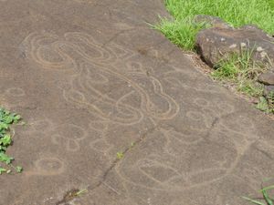 des pétroglyphes, la langue indéchiffrable de l'île