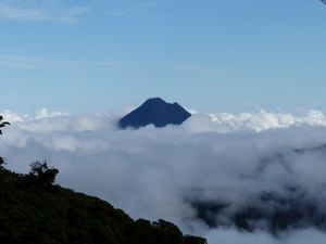 Le Volcan Arenal dans les nuages