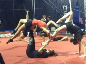 jeunes acrobates en action