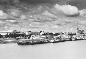 Le temps est à l'orage sur les péniches du port de la batellerie en 1974. Le conservatoire et la Flèche Saint-Michel, à l'arrière, veillent au grain.