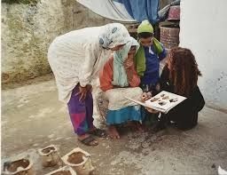 Elisabeth en discussion avec les femmes dans un village du Rif
