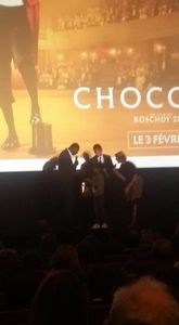 Yannis le fils de Sté phanie remet deux doudous à Omar et Roschdy sous les applaudissements du public