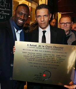 Omar Sy et Roschdy Zem avec la plaque hommage au Clown Chocolat