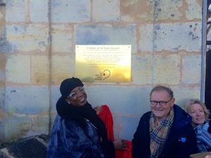 Firmine devant la plaque et son rire fraternel ! Bel hommage.