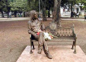 Nous nous sommes assis comme des milliers d'autres sur ce banc hommage à John Lennon à la Havane