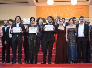 L'équipe du film Aquarius manifestant à Cannes Contre le coup d'état contre Dilma au Brésil