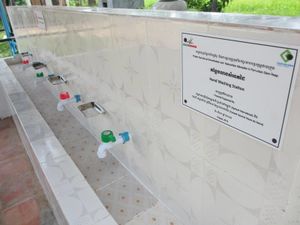 Station de lavage des mains et irrigation pour le jardinage scolaire à l'école Krabei Real