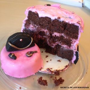 2/ MADEMOISELLE FRAISE Mon premier layer cake en pâte à sucre, chocolat/ vanille/ fraise