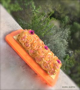 Bûche glacée vanille, insert de meringue et de caramel laitier