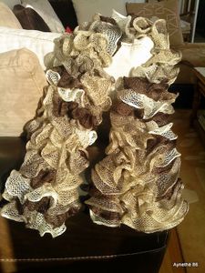 Une écharpe frou-frou café au lait en Ondas de Katia