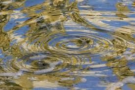 Cracher dans l'eau pour faire des ronds