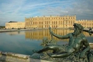 Le château de Versailles transforme ses bâches en sacs en série limitée