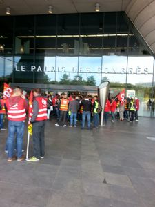 AG des actionnaires de TOTAL : les salariés et les militants CGT bloquent la porte Maillot ...