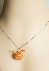 Comment allier passion du tricot et passion des colliers ?