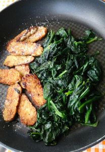 Epinards sautés au tempeh frit