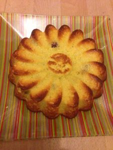 Gâteau au yaourt à la farine de coco et aux cerises