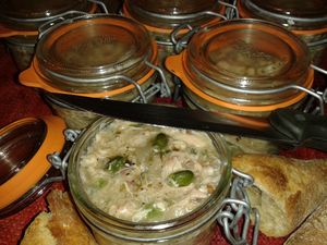Compotée de lapin à l'estragon et aux pistaches