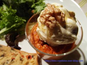 Crème glacée au chèvre, noix, thym et marjolaine