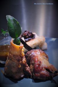 Agneau Confit à la Vanille Bourbon, Épices et Combava. Croustilles de Riz, Confit Oignons-Aubergines
