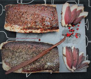Magret de Canard Séché au Sel Maison-Vanille Bleue/Poivre Noir- Baies Roses/Poivre Voatsiperifery