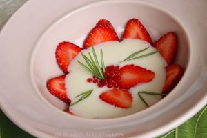 Velouté de Riz frappé au Romarin , Fraises et perles de Fraise
