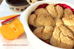 Cobbler revisité aux fruits variés (fruits rouges et kakis) et à la vanille Bleue