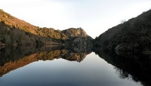 Entre la vanne cassée et la douceur de l’eau, le mensonge creuse sa place pour y enterrer le détournement