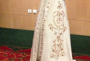caftan incrusté de perles