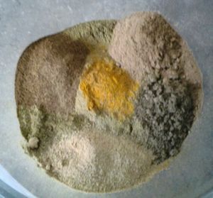 Aujourd'hui, c'est coloration au henné et tous les soins qui vont avec...