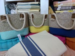 Petit panier en jonc et cordes