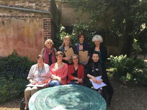 les membres de l'atelier d'écriture animé par Renée (dernière à droite), samedi 28 mai dans le jardin de la tante Léonie